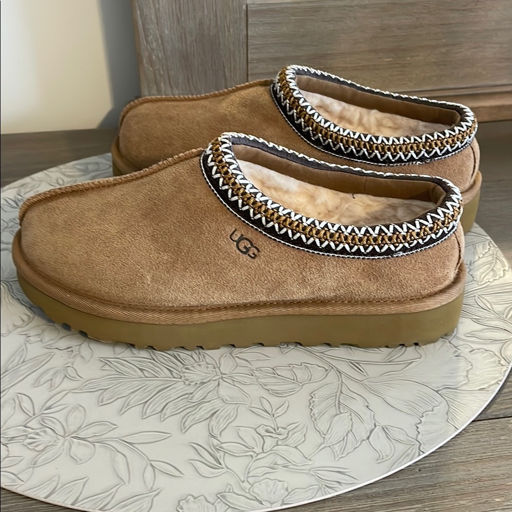 UGG Tan Slip-On Slippers Tasman Chestnut color size 6 brand new